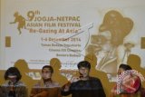 Artis Senior Indonesia Christine Hakim (kanan) bersama Executive Director Jogja-Netpac Asian Film Festival (JAFF) Ifa Isfansyah (kedua kanan), Managing Director JAFF Wasisto Dibyo (kedua kiri), dan Artis Poppy Sovia (kiri) dalam konferensi pers Jogja-Netpac Asian Film Featival (JAFF) di SAE Institute, Jakarta, Sabtu (22/11). Sebanyak 75 film dari 18 negara akan diputar di Taman Budaya Yogyakarta, Cinema XXI Yogyakarta, Bentara Budaya pada 1-6 Desember. ANTARA FOTO/Rosa Panggabean/wdy/14.