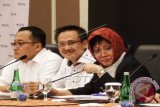Siti Hardiyanti Rukmana atau yang akrab disapa Mbak Tutut (kanan) didampingi kuasa hukumnya Harry Ponto (tengah) dan Manajemen baru Dudi Hendra Kusuma (kiri) berbicara pada konferensi pers Televisi Pendidikan Indonesia (TPI) , di Jakarta,Jumat (21/11). Pemilik PT Cipta Televisi Pendidikan Indonesia yang disahkan Mahkamah Agung, Siti Hardiyanti Rukmana, menyatakan bahwa pihaknya siap kembali untuk siaran ANTARA FOTO/OJT/Feronike Rumere