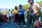 Wakil Gubernur Gorontalo Idris Rahim, saat membuka lomba tarik tambang yang digelar dilapangan Taruna Remaja Kota Gorontalo, dimana seluruh TNI-Polri digabung yang kemudian dibagi ke beberapa Tim. Kegiatan tersebut digelar untuk mempererat silaturahmi dan kerjasama TNI-Polri diwilayah Gorontalo. (Foto-Farid).