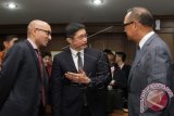 Ketua Kadin Suryo B Sulisto (kanan) berbincang bersama Menteri Perdagangan dan Perindustrian Singapura Teo Ser Luck (tengah) dan Duta Besar Singapura Untuk Indonesia Anil Kumar Nayar (kiri) usai melakukan pertemuan di Gedung Menara Kadin, Jakarta, Senin (24/11). Pertemuan tersebut dalam rangka peningkatan perdagangan dan investasi Singapura di Indonesia dimana kadin menwarkan sektor-sektor utama seperti kelautan dan perikanan, pembangunan infrastruktur, alih teknologi dan pendidikan. ANTARA FOTO/Muhammad Adimaja/wdy/14.