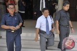 Kepala Dinas Kebudayaan Provinsi Bali, I Ketut Suastika (kanan) dan Kepala UPT Taman Budaya Denpasar, I Ketut Mantara Gandi (kiri) berjalan didampingi penasihat hukumnya saat mengikuti sidang dakwaan kasus korupsi di Pengadilan Tipikor Denpasar, Bali, Senin (24/11). Suastika dan Mantara Gandi didakwa melakukan tindak pidana korupsi proyek pengadaan barang dan jasa senilai Rp16 miliar untuk fasilitas Taman Budaya Denpasar (Art Center) sehingga menimbulkan kerugian negara sekitar Rp800 juta. ANTARA FOTO/Nyoman Budhiana/i018/2014.