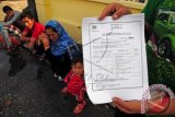 Seorang pencari suaka dari Afghanistan menunjukan berkas dari UNHCR saat berkumpul di Kantor Imigrasi Pekanbaru, Riau, Senin (24/11). Pemerintah Australia menetapkan kebijakan pengetatan bahwa para pencari suaka yang terdaftar di Komisi Tinggi PBB untuk Pengungsi (UNHCR) di Indonesia setelah 1 Juli 2014 tidak lagi memenuhi syarat untuk bermukim di Australia. ANTARA FOTO/FB Anggoro/wdy/14.