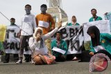 Mahasiswa yang tergabung dalam Himpunan Mahasiswa Islam (HMI) Aceh, menggelar aksi keprihatinan di bundaran Simpang Lima, Banda Aceh, Senin (24/11). Mereka mendesak presiden Joko Widodo mengusut mafia migas yang berain di lingkungan pertamina dan segera menurunkan harga bahan bakar minyak ditengah melemahnya harga BBM dunia. ANTARAACEH.COM/Ampelsa/14