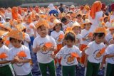 Pelajar Taman Kanak-Kanak (TK) dan Pendidikan Anak Usia Dini (PAUD) mengikuti kampanye "Ayo Makan Ikan" di GOR Padjajaran, Kota Bogor, Jabar, Minggu (23/11). Kegiatan yang diadakan Himpunan Alumni IPB bekerja sama dengan Kementerian Kelautan dan Perikanan tersebut mengajak masyarakat untuk meningkatkan konsumsi ikan karena masih rendahnya konsumsi ikan di masyarakat. ANTARA FOTO/Jafkhairi/Asf/Spt/14.