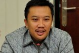 Menpora Penuhi Nazar Potong Rambut