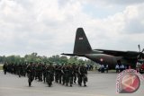 Personel Yonif 623 Wira Bhakti Utama TNI AD berjalan meninggalkan pesawat Hercules yang baru saja mengantarkan mereka tiba di Bandara Syamsudin Noor Banjarbaru, Selasa (25/11). Sebanyak 650 personel TNI AD dari Yonif 523 WBU kembali ke kesatuannya di Sungai Ulin Banjarbaru setelah melaksanakan tugas menjaga perbatasan negara di kawasan Papua selama kurang lebih 10 bulan. Foto Antaranews Kalsel/Herry Murdy Hermawan