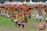 Sejumlah siswa berlomba mengukir buah dalam rangkaian Peringatan Hari Guru Nasional tahun 2014 di Denpasar, Bali, Selasa (25/11). Kegiatan yang diikuti seluruh SMK se-Kota Denpasar itu sebagai ajang kreativitas bidang seni budaya Bali. ANTARA FOTO/Wira Suryantala/nym/MFD/14.