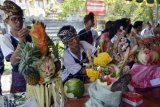 Sejumlah siswa berlomba mengukir buah dalam rangkaian Peringatan Hari Guru Nasional tahun 2014 di Denpasar, Bali, Selasa (25/11). Kegiatan yang diikuti seluruh SMK se-Kota Denpasar itu sebagai ajang kreativitas bidang seni budaya Bali. ANTARA FOTO/Wira Suryantala/nym/Rei/Spt/14.