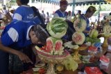 Sejumlah siswa berlomba mengukir buah dalam rangkaian Peringatan Hari Guru Nasional tahun 2014 di Denpasar, Bali, Selasa (25/11). Kegiatan yang diikuti seluruh SMK se-Kota Denpasar itu sebagai ajang kreativitas bidang seni budaya Bali. ANTARA FOTO/Wira Suryantala/nym/Rei/Spt/14.