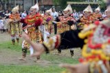 Ratusan guru membawakan Tari Baris dalam rangkaian Peringatan Hari Guru Nasional tahun 2014 di Denpasar, Bali, Selasa (25/11). Kegiatan itu diikuti 300 guru se-Kota Denpasar sebagai bentuk kreasi seni dan budaya sekaligus membangitkan semangat para guru dalam meningkatkan kualitas pendidikan di Denpasar. ANTARA FOTO/Wira Suryantala/nym/ss/pd/14.