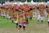 Ratusan guru membawakan Tari Baris dalam rangkaian Peringatan Hari Guru Nasional tahun 2014 di Denpasar, Bali, Selasa (25/11). Kegiatan itu diikuti 300 guru se-Kota Denpasar sebagai bentuk kreasi seni dan budaya sekaligus membangitkan semangat para guru dalam meningkatkan kualitas pendidikan di Denpasar. ANTARA FOTO/Wira Suryantala/nym/ss/pd/14.