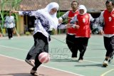 Sejumlah guru berebut bola saat dilangsungkan pertandingan futsal dalam rangka memeriahkan Hari Guru Nasional di lapangan SMP N 6 Temanggung, Jateng, Selasa (24/11). Kegiatan yang disaksikan para murid tersebut untuk memberikan hiburan dan memberi contoh sportivitas kepada siswa. ANTARA FOTO/Anis Efizudin/Koz/Spt/14.