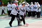 Sejumlah guru berebut bola saat dilangsungkan pertandingan futsal dalam rangka memeriahkan Hari Guru Nasional di lapangan SMP N 6 Temanggung, Jateng, Selasa (24/11). Kegiatan yang disaksikan para murid tersebut untuk memberikan hiburan dan memberi contoh sportivitas kepada siswa. ANTARA FOTO/Anis Efizudin/Koz/Spt/14.