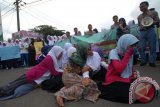 Siswa Sekolah Menengah Kejuruan (SMK) Kesehatan iliyas Ruhiat menggelar aksi teatrikal di perempatan Jalan Cipasung, Singaparna, Tasikmalaya, Jawa Barat, Selasa (25/11). Aksi solidaritas tersebut bertujuan mengkampanyekan anti kekerasan terhadap perempuan. ANTARA FOTO/Adeng Bustomi/ss/pd/14