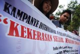 Relawan dari Nurani Perempuan Women's Crisis Center membawa spanduk ketika mengelar kampanye anti kekerasan terhadap perempuan di Lapangan Imam Bonjol Padang, Sumbar, Selasa (25/11). Mereka mendesak pemerintah segera membuat Undang-undang terkait 57 persen perempuan korban kekerasan belum mendapat perlindungan hanya dengan KUHP. ANTARA FOTO/Iggoy el Fitra/Rei/Spt/14.