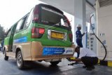 Petugas Perusahaan Gas Negara (PGN) mengisi bahan bakar gas (BBG) ke dalam converter kit mobil angkot di Stasiun Pengisian Bahan Bakar Gas (SPBG), Pasar Anyar, Kota Bogor, Jabar, Sabtu (22/11). Sebanyak 50 angkot dari 4 trayek di Kota Bogor telah menggunakan BBG yang lebih ramah lingkungan dan harganya Rp. 3.100 per lite. (Foto Antara /Arif Firmansyah)