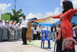 Banjarmasin, 26/11 - Dua orang guru menari sambil menyanyi disaksikan para siswa saat pergelaran drama musikal dalam rangka HUT ke 69 Hari Guru Nasional di lapangan SMA 8 Alalak Tengah, Banjarmasin, Selasa (25/11). Selain drama juga ditampilkan peragaan busan muslim oleh para model dari sekolah tersebut serta atraksi PBB Satria Paskapas.(Foto Antaranews Kalsel/Asmuni/e) 