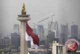 Bendera Merah Putih raksasa berkibar di tugu Monas, Jakarta Pusat, Kamis (27/11). Pengibaran bendera merah putih raksasa ini dalam rangka gladi kotor acara Bela Negara oleh Kementerian Pertahanan yang akan dilaksanakan pada tanggal 19 Desember 2014. ANTARA FOTO/Fanny Octavianus/MFD/14.