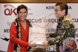 Menteri Kelautan dan Perikanan Susi Pudjiastuti (kiri) menerima cenderamata dari Ketua OJK Muliaman Hadad usai menjadi pembicara kunci dalam diskusi bertema 