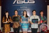Perwakilan dari ASUS Indonesia, Julia Cen (tengah) secara simbolis memperkenalkan produk terbarunya yang diselenggarakan di Aston Ballroom Hotel, Denpasar, Kamis (27/11). ANTARA FOTO/MFD/14.