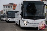 Penggagas mobil listrik Dasep Ahmadi (kanan) melakukan uji coba pada "Bus Listrik Ahmadi" rancangannya di kawasan Cilodong, Depok, Jawa Barat, Rabu (26/11). Bus listrik berkapasitas 60 penumpang tersebut memiliki daya 220 KW atau setara 294 HP dengan kecepatan maksimal 80 km/jam menggunakan baterai lithium ferophospat 150 kwh serta memiliki sistem monitoring pengemudi, yang dibanderol dengan kisaran harga mencapai Rp. 3 miliar. ANTARA FOTO/Indrianto Eko Suwarso/ss/mes/14