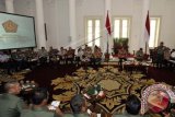 Presiden Joko Widodo (ketiga kanan) didampingi Wapres Jusuf Kalla (kedua kanan) mendengarkan paparan Panglima TNI Jenderal TNI Moeldoko (kanan) saat pertemuan di Istana Bogor, Jabar, Jumat (28/11). Dalam pertemuan tersebut Presiden Joko Widodo memberikan pengarahan kepada para Panglima Komando Utama (Pangkotama) TNI. ANTARA FOTO/Andika Wahyu/wdy/14.