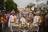 Situbondo (Antara Jatim) - Sejumlah peserta defile dalam Best Situbondo Carnival (BSC), di Situbondo, Jawa Timur, Minggu (9/11). BSC merupakan karnaval yang mengusung tema Kejayaan Islam Dunia seperti ala Pejuang Perang Badar, Ratu Balqis, era Nabi Musa, era Nabi Sulaiman, Kejayaan Islam China, Islam India, Islam Eropa, Islam Indonesia. (FOTO Seno/14/edy)