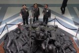 Surabaya (Antara Jatim) - Tiga perwira polisi mengamati monumen pejuang gugur sebagai bunga bangsa di Museum 10 November 1945 usai upacara memperingati Hari Pahlawan di komplek Tugu Pahlawan Surabaya, Jatim, Senin (10/11). Hari Pahlawan dengan tema 