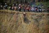 Pamekasan (Antara Jatim) - Offroader melewati lintasan terjal, di Desa Sentol, Pademawu, Pamekasan, Minggu (23/11). Trail Adventure Pamekasan (TRAPAS) 