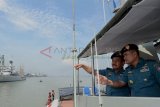 Surabaya (Antara Jatim) - Panglima Komando Armada RI Kawasan Timur (Pangarmatim) Laksamana Muda TNI Sri Mohammad Darojatim (kiri) didampingi calon penggantinya Laksamana Muda TNI Arie Henrycus Sembiring Meliala melakukan Admiral Inspection atau inspeksi laut dari atas KRI Warakas-816 di Dermaga Koarmatim, Ujung, Surabaya, Selasa (11/11). Admiral Inspection merupakan salah satu tradisi di lingkungan TNI AL untuk memeriksa kesiapan unsur-unsur TNI AL yang terakhir kalinya sebelum tongkat estafet kepemimpinan diserah terimakan dan juga sebagai ajang salam pamitan dengan prajurit. FOTO Suryanto/14/DK