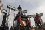 Surabaya (Antara Jatim) - Sejumlah anggota Ikatan Penata Graha Jawa Timur membersihkan patung pahlawan nasional Soekarno-Hatta saat 