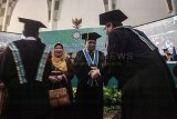 Surabaya (Antara Jatim) - Ketua Umum PBNU, KH Said Aqil Siradj (kedua kanan) mendapat ucapan dari kerabat dan kolega usai dikukuhkan menjadi Guru Besar Ilmu Tasawuf di Universitas Islam Negeri Sunan Ampel, Surabaya, Jawa Timur, Sabtu (29/11). KH Said Aqil Siradj tercatat sebagai Guru Besar ke-47 yang dikukuhkan di UIN Sunan Ampel Surabaya. FOTO Suryanto/EI/14