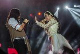 Surabaya (Antara Jatim) - Penyanyi Syahrini (kanan) berduet dengan Virzha Idol saat tampil dalam konser 