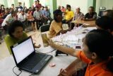 Kediri (Antara Jatim) - Puluhan orang mengantre untuk mengambil bantuan dana tunai perlindungan sosial di Aula Kelurahan Ngadirejo, Kediri, Jawa Timur, Jumat (21/11). Warga pemilik Kartu Perlindungan Sosial (KPS) mendapatkan dana bantuan langsung tunai sebesar Rp400.000 untuk dua bulan (Nopember dan Desember) sebagai kompensasi dari program pengalihan subsidi bahan bakar minyak.FOTO Rudi Mulya/14/DK