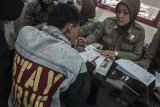 Sidoarjo (Antara Jatim) - Petugas Satpol PP Sidoarjo melakukan pendataan pada pelajar dan anak punk yang terjaring razia di Kantor Satpol PP Kabupaten Sidoarjo, Jawa Timur, Rabu (5/11). Puluhan pelajar dan anak punk terjaring dalam razia yang digelar Satpol PP Sidoarjo dengan tujuan mengantisipasi kenakalan di kalangan remaja. FOTO Suryanto/14/DK