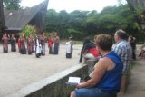 Samosir, 26/11 - SAKSIKAN TARIAN Tor-tor. Sejumlah turis dari mancanegara menyaksikan Tor-tor yang merupakan tarian  tradisional budaya Suku Batak, di Museum Huta Bolon Simanindo, Kabupaten Samosir. (Foto Antarasumut/Waristo)