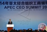 Presiden Joko Widodo menyampaikan paparan dalam forum pertemuan para pengusaha atau CEO Summit APEC 2014 di Beijing, Senin (10/11). Pada forum tersebut Presiden Joko Widodo menawarkan peluang investasi bidang infrastruktur di Indonesia. ANTARA FOTO/Rini Utami/wdy/14.