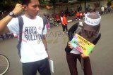 Jakarta (Antara Jatim) - Dua orang mahasiswa sedang melakukan demo kampenya Anti-Bullying dengan teatrikal kekerasan di sekitar Bundaran Hotel Indonesia, Jakarta, Minggu (3011). Menurut koordinator aksi, Katyana, gerakan Anti-Bullying harus digalakkan, sebab rawan menghancurkan mental generasi mendatang. FOTO Abdul Malik/14/DK 