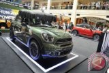 Pengunjung mengamati dua koleksi terbaru MINI Cooper saat peluncurannya di Jakarta, Jumat (31/10). MINI Indonesia meluncurkan koleksi terbaru yaitu New MINI Countryman berdesain empat pintu dan MINI Paceman yang menonjolkan kendaraan sporty. ANTARA FOTO/Puspa Perwitasari
