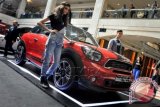 Dua model berpose disamping MINI Paceman saat peluncurannya di Jakarta, Jumat (31/10). MINI Indonesia meluncurkan koleksi terbaru yaitu New MINI Countryman berdesain empat pintu dan MINI Paceman yang menonjolkan kendaraan sporty. ANTARA FOTO/Puspa Perwitasari
