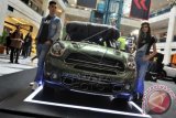 Dua model berpose disamping MINI Countryman saat peluncurannya di Jakarta, Jumat (31/10). MINI Indonesia meluncurkan koleksi terbaru yaitu New MINI Countryman berdesain empat pintu dan MINI Paceman yang menonjolkan kendaraan sporty. ANTARA FOTO/Puspa Perwitasari