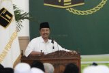 Surabaya (Antara Jatim) -Wakil Gubernur Jawa Timur Saifulah Yusuf saat sedang memberikan sambutan pada musyawarah wilayah VI Ikatan Persaudaraan Haji Indonesia (IPHI) Provinsi Jatim di Surabaya, Sabtu, (22/11). Pada kesempatan tersebut dirinya menyatakan jika IPHI berperan aktif memberikan bimbingan bagi jamaah yang akan melaksanakan ibadah ke Tanah Suci. (Foto Indra Setiawan/14/edy)
