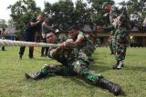 Jombang (Antara Jatim)- Anggota TNI dan Polri mengikuti lomba tarik tambang saat olah raga bersama TNI-Polri di lapangan Mapolres Jombang, Jawa Timur, Jumat (28/11). Olah raga bersama tersebut untuk meningkatkan kebersamaan dan kekompakan anggota Polisi dengan TNI demi terciptanya situasi Kamtibmas (Keamanan dan Ketertiban Masyarakat) yang kondusif di Kabupaten Jombang.  FOTO/Syaiful Arif/14/Oka.