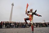 Pecinta cosplay beraksi ketika mengikuti Jakarta Cosplay Parade di Kawasan Monas Jakarta, Minggu (2/11). Parade cosplay bertema Rising of Indonesian Legend yang diikuti ribuan peserta dengan menampilkan beragam cosplay karakter nusantara dan berbagai genre itu untuk mengembangkan kreativitas serta inovasi pelaku pop art khususnya cosplayer. ANTARA FOTO/Wahyu Putro A/Spt/14