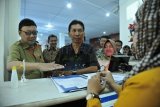      Surabaya (Antara Jatim) - Menteri Dalam Negeri (Mendagri) Tjahjo Kumolo Mendagri dampingi Wali Kota Surabaya Tri Rismaharini meninjau pelayanan perizinan di kantor Unit Pelayanan Terpadu Satu Atap (UPTSA) Surabaya, Rabu (26/11). Saat berkunjung, Mendagri memuji keberhasilan Kota Surabaya dalam menciptakan pelayanan publik yang mudah, cepat dan transparan. Abdul Hakim/14/Oka.
