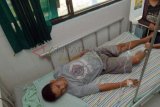 Madiun (Antara Jatim) - Seorang penderita demam berdarah dengue (DBD) terbaring di ruang perawatan Rumah Sakit Umum Daerah Kota Madiun, Jatim, Jumat (7/11). Sumber rumah sakit menyebutkan jumlah pasien DB yang dirawat mengalami kenaikan, di mana pada Oktober lalu sebanyak 13 pasien, sedangkan selama seminggu pertama November ini sudah ada sembilan pasien. FOTO Siswowidodo/14/DK