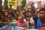 Jember (Antara Jatim) - Sejumlah buruh kebun Perusahaan Daerah Perkebunan (PDP) Jember melakukan aksi unjuk rasa di Kantor Dinas Perindustrian dan Perdagangan Jember, Jawa Timur, Kamis (18/12). Dalam tuntutannya, ratusan buruh PDP Jember menolah upah murah dan menuntut pembayaran sesuai UMK Jember Rp.1.460.500. FOTO Seno/14/Chan.