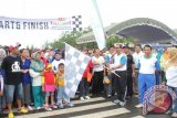 Banjarbaru, 1/12 - Wali Kota Banjarbaru H M Ruzaidin Noor didampingi Sekretaris KORPRI Kota Banjarbaru Drs Abdul Ghani  mengibarkan bendera start jalan sehat bersama keluarga dalam rangka memperingati HUT KORPRI ke 43 Tingkat Kota Banjarbaru, Minggu (30/11). Panitia telah menyediakan hadiah umrah, kulkas, mesin cuci, sepeda, TV, dan lain-lain, serta hiburan.(Foto Antaranews Kalsel/humas/oveik/e)