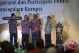 Wapres Jusuf Kalla (kanan) didampingi Ketua MPR Zulkifli Hasan (kedua kiri), Ketua DPD Irman Gusman (kiri) dan Ketua KPK Abraham Samad (kedua kanan) membuka Konferensi Nasional Pemberantasan Korupsi (KNPK) Tahun 2014 di Balai Kartini, Jakarta, Selasa (2/12). Konferensi yang diikuti sejumlah menteri Kabinet Kerja, gubernur, wakil gubernur, bupati dan walikota dari seluruh Indonesia tersebut membahas soal peningkatan transparansi dan partisipasi publik dalam pencegahan korupsi. ANTARA FOTO/Widodo S. Jusuf/wdy/14.