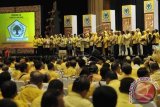 Kesatuan Perempuan Partai Golkar menyampaikan pandangannya dalam Musyawarah Nasional (Munas) IX Partai Golkar di Nusa Dua, Bali, Selasa (2/12). Kegiatan munas pada hari ketiga itu diisi dengan pandangan umum dari DPD dan ormas Golkar atas laporan pertanggungjawaban pengurus partai yang akan dilanjutkan dengan pemilihan ketua umum untuk masa bakti 2014-2019. ANTARA FOTO/Nyoman Budhiana/wdy/14.